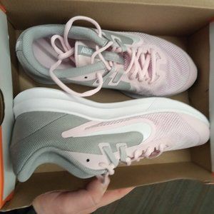 Nike Girls Downshifter 9 gray pink running shoes size 5y